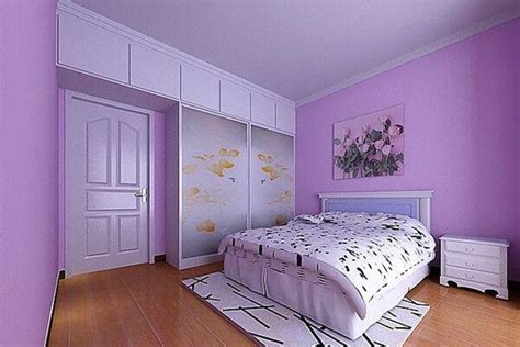 臥室紫色房間 床上看電視